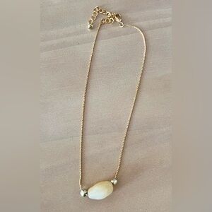 Elegant Gold Necklace with Pendant
